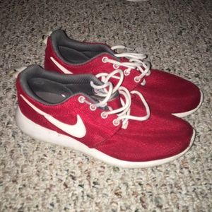 nike roshes red